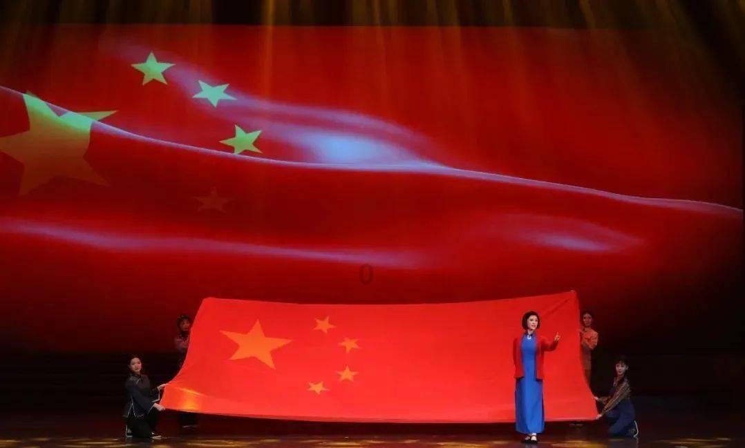 逃离废弃的卡车场